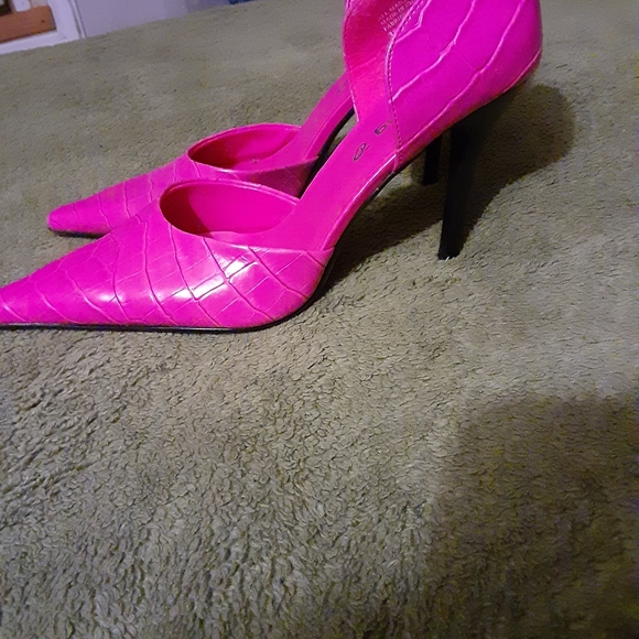 Pink (croc skin look) heels - Picture 2 of 3
